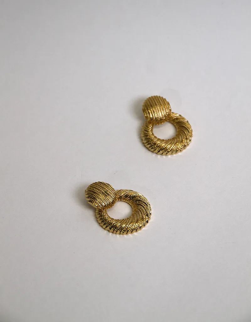 LLUVIA TEXTURED HOOP EARRINGS