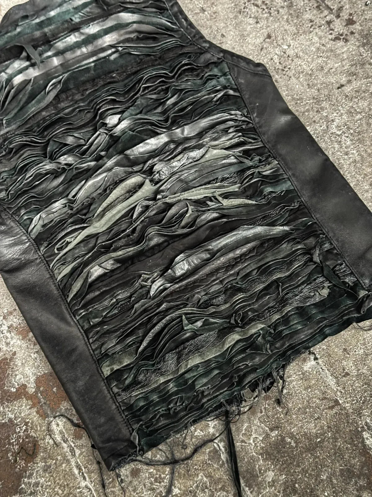 MILLE-FEUILLES SLEEVELESS LEATHER JACKET