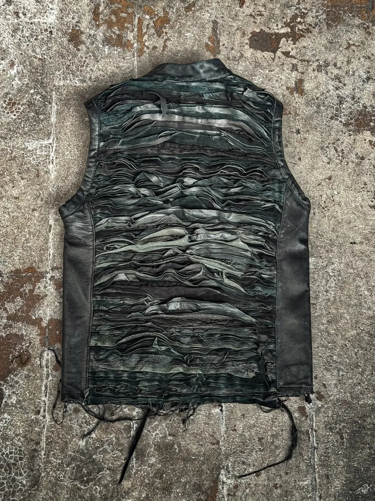 MILLE-FEUILLES SLEEVELESS LEATHER JACKET