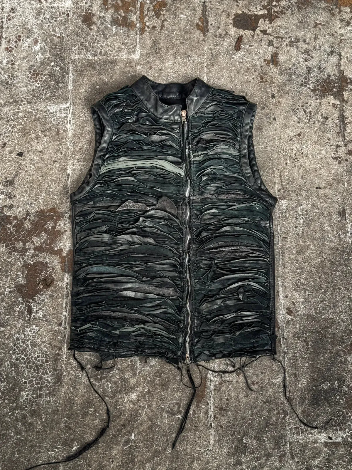 MILLE-FEUILLES SLEEVELESS LEATHER JACKET