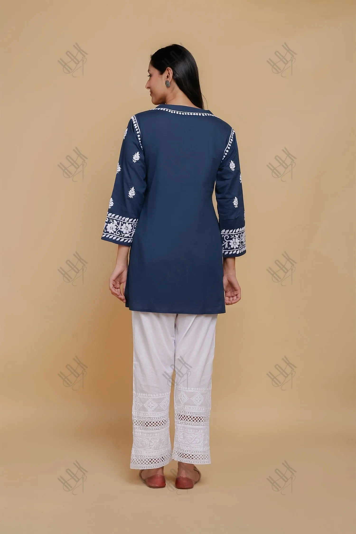 Saba Chikankari Short Kurta In Slub Cotton - Blue